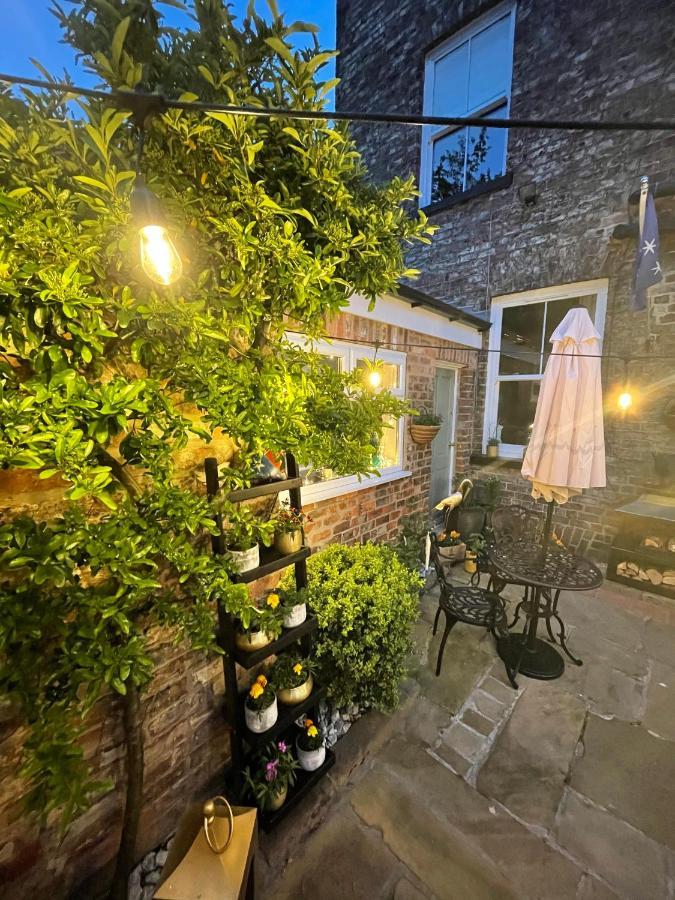 The Bishop And The Bison Bed & Breakfast York Exterior photo